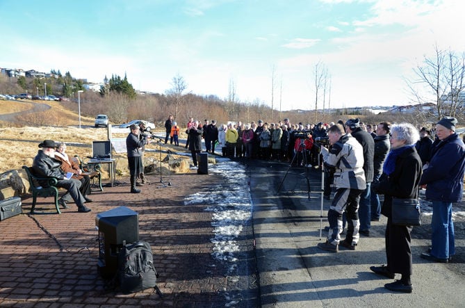 Minning1 Minningarskjöldurinn afhjúpaður
