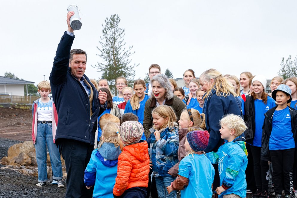 Bæjarstjóri Kópavogs tók við teikningum frá væntanlegum nemendum í Kársnesskóla Skólagerði, sem sýn&hellip;