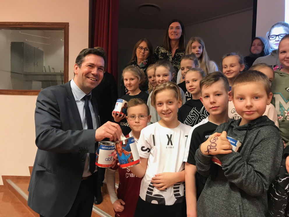 Söfnun Barnahjálpar ABC hófst í Vatnsendaskóla í Kópavogi. Ármann Kr. Ólafsson bæjarstjóri hóf söfn&hellip;