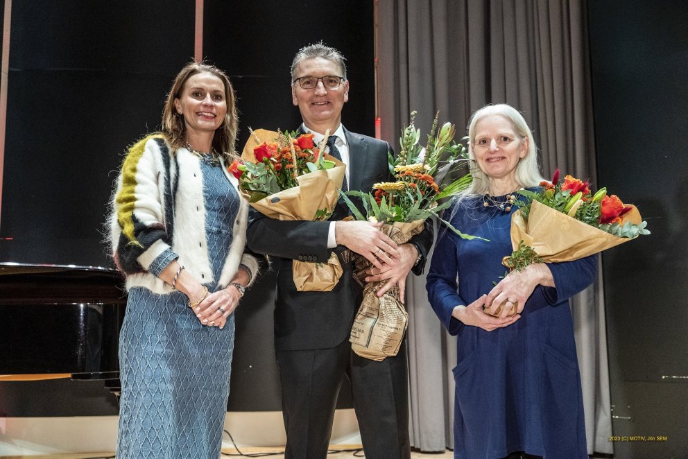 Ásdís Kristjánsdóttir bæjarstjóri Kópavogs ásamt Árna Harðarsyni skólastjóra og Kristínu Stefánsdót&hellip;