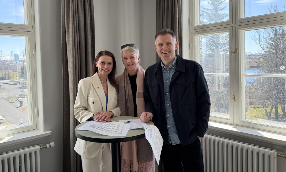 Á myndinni eru frá vinstri Ásdís Kristjánsdóttir bæjarstjóri, Ragnheiður Ríkharðsdóttir formaður st&hellip;