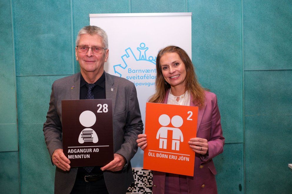 Guðmundur Ingi Kristinsson barna- og menntamálaráðherra og Ásdís Kristjánsdóttir bæjarstjóri með sí&hellip;