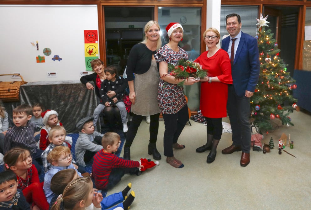 Birte Harksen ásamt leikskólastjóranum Sigrúnu Huldu Jónsdóttur, Ármanni Kr. Ólafssyni bæjarstjóra &hellip;