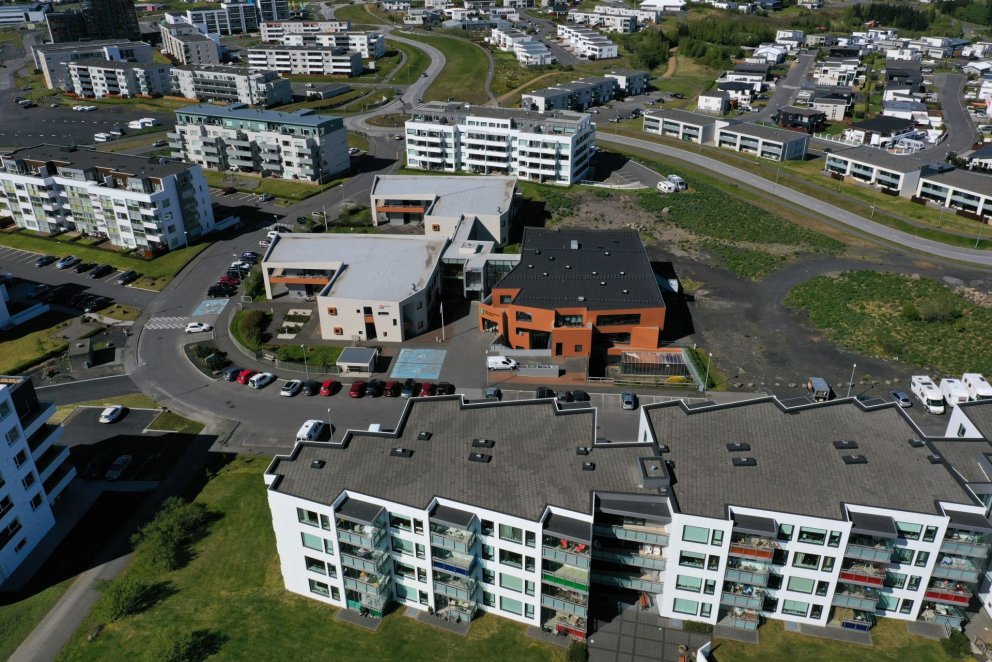 Þjónustumiðstöð er í brúna húsinu og mun nýtt hjúkrunarheimili tengjast því. Mynd/Hrafnista