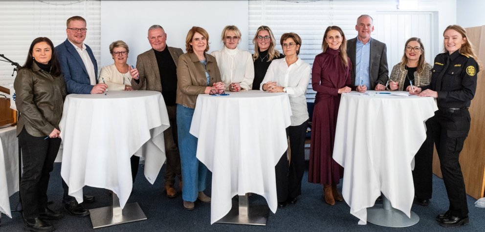 Mynd tekin við undirritun stofnsamninga í Garðaholti, Garðabæ, talið frá vinstri: Hansína Þóra Gunn&hellip;