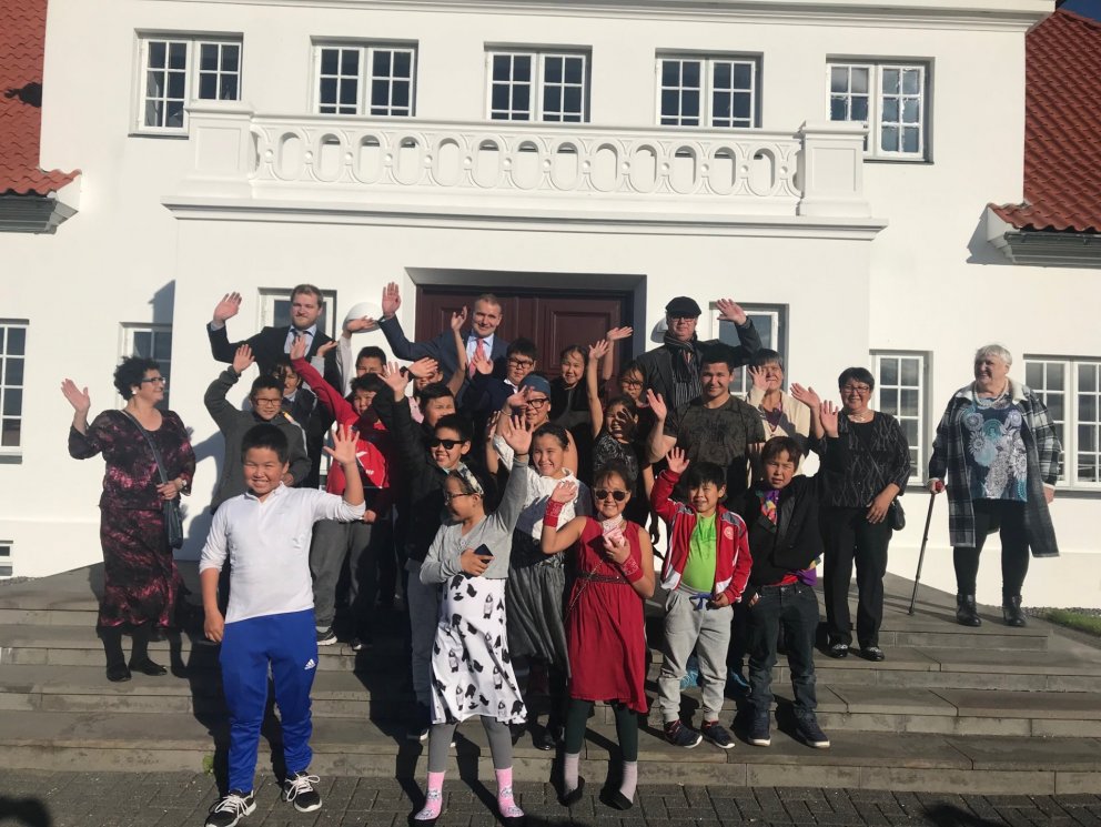 Forseti Íslands, Guðni Th. Jóhannesson, tók á móti grænlensku börnunum á Bessastöðum mánudaginn 17.&hellip;