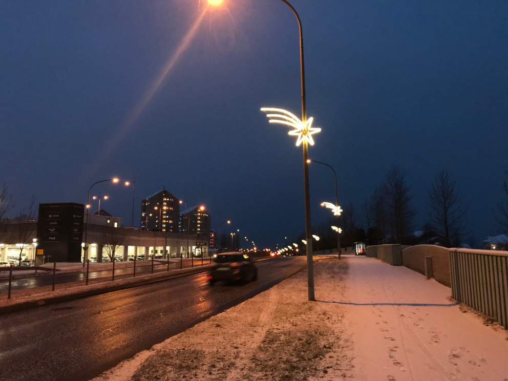Nýjung í jólaskreytingum bæjarins 2017: Halastjörnur á Fífuhvammsvegi.
