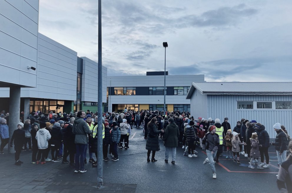 Við Hörðuvallaskóla í Baugakór.