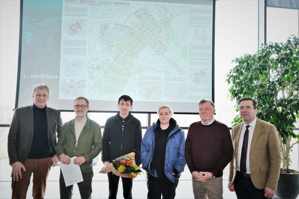 Á mynd eru frá vinstri: Hrafnkell Proppé, Þorsteinn Helgason, arkitekt FAÍ, Jakob Jakobsson, arkite&hellip;