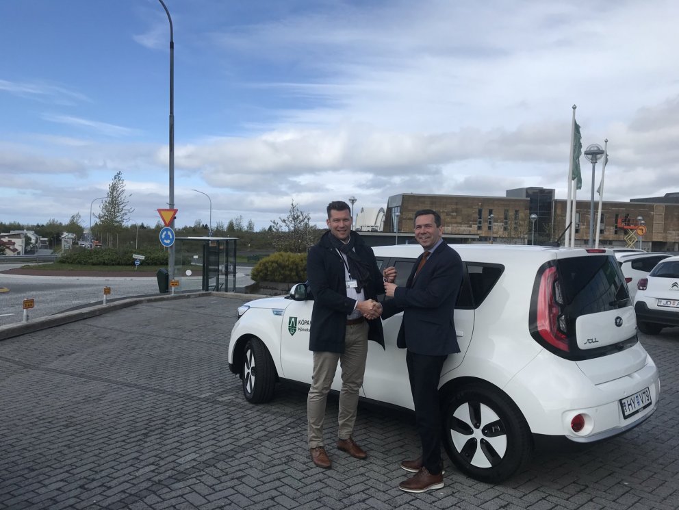 Ármann Kr. Ólafsson bæjarstjóri Kópavogs tekur við lyklum að KIA Soul rafmagnsbíl úr hendi Kristman&hellip;