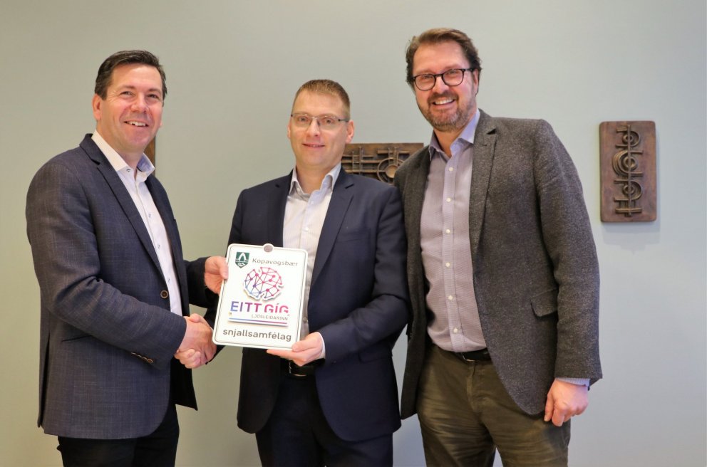 Ármann Kr. Ólafsson, bæjarstjóri, Erling Freyr Guðmundsson framkvæmdastjóri Gagnaveitu Reykjavíkur &hellip;
