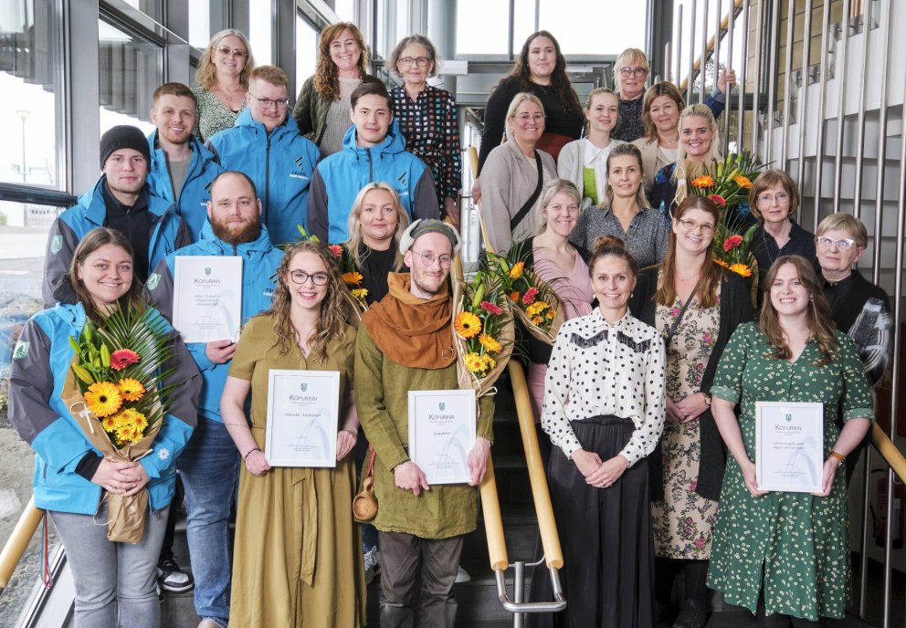 Á myndinni má sjá handhafa viðurkenninga ásamt Ásdísi Kristjánsdóttur bæjarstjóra og starfsfólki me&hellip;