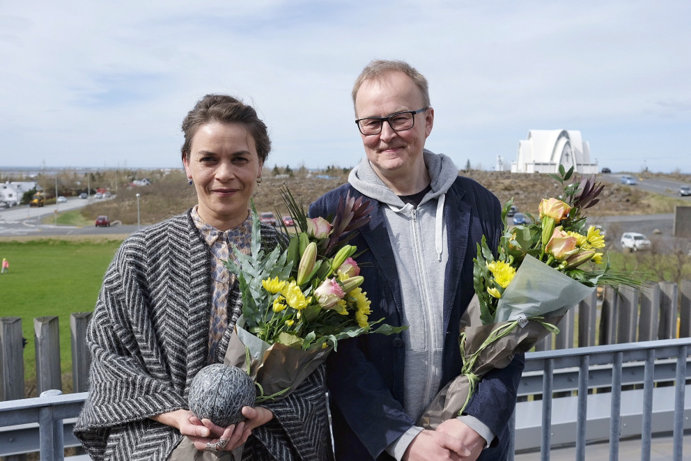 Bæjarlistamaður ársins 2017 var Sigtryggur Baldursson sem hér er ásamt Margréti Örnólfsdóttur, heið&hellip;