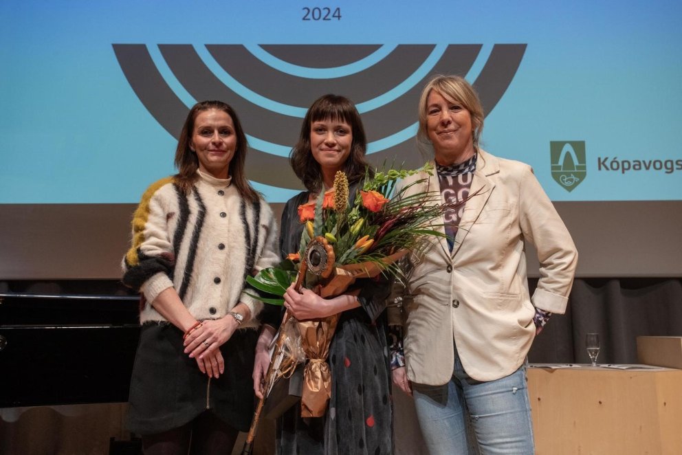 Ásdís Kristjánsdóttir bæjarstjóri, Vala Hauksdóttir handhafi Ljóðstafs Jóns úr Vör og Elísabet Svei&hellip;