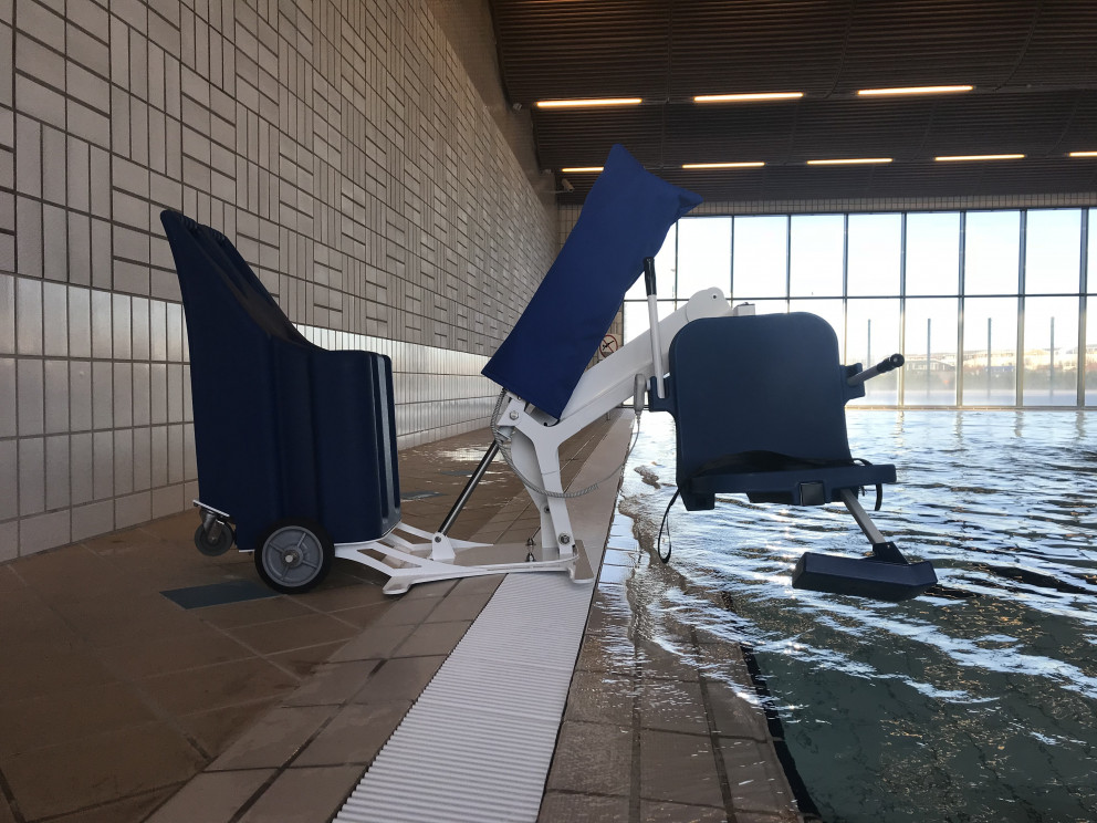 Ný lyfta í Salalaug auðveldar aðgengi fatlaðra.