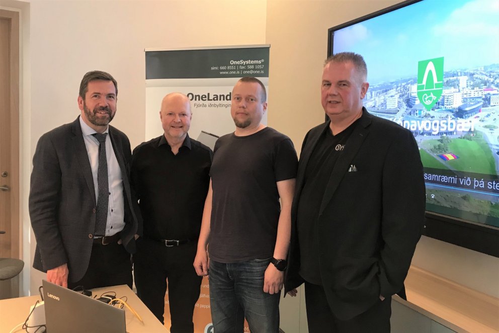 Á myndinni eru f.v. Ármann Kr. Ólafsson bæjarstjóri Kópavogs, Stefán Ómar Jónsson verkefnastjóri, V&hellip;
