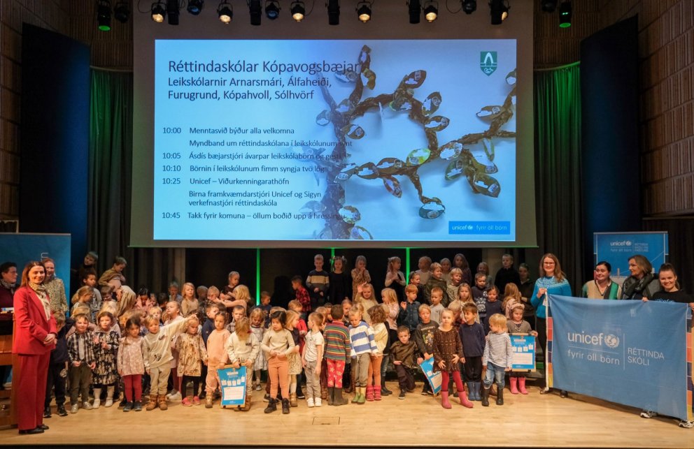 Börn úr leikskólunum sem nú eru réttindaskólar UNICEF, ásamt bæjarstjóra Kópavogs, UNICEF og starfs&hellip;