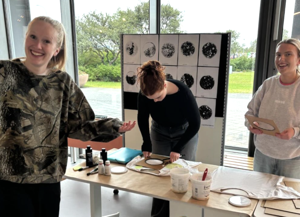 Verkefni Bacterial Girls snýst um að taka bakteríusýni af mörgum af helstu kennileitum Kópavogs og &hellip;