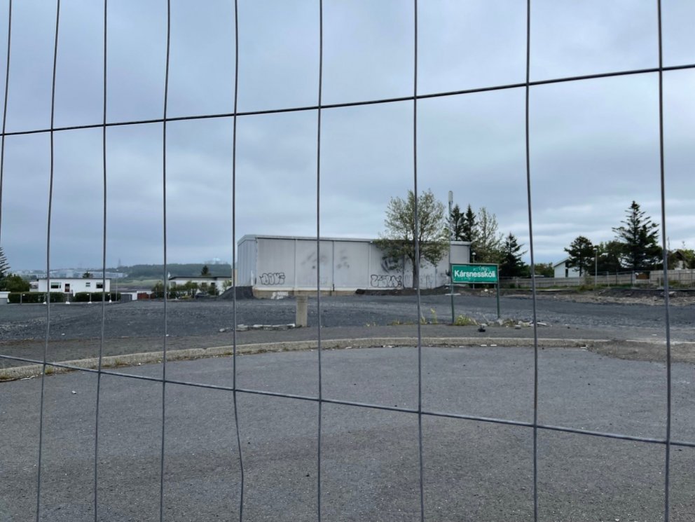 Lóð Kársnesskóla, Skólagerði, hefur verið girt af í öryggisskyni vegna fyrirhugaðrar byggingu nýs s&hellip;