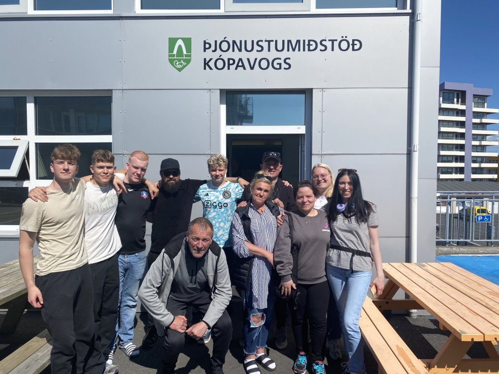 Starfsfólk í tunnuskiptum var að vonum ánægt með áfangann og stillti sér upp til myndatöku í árviss&hellip;