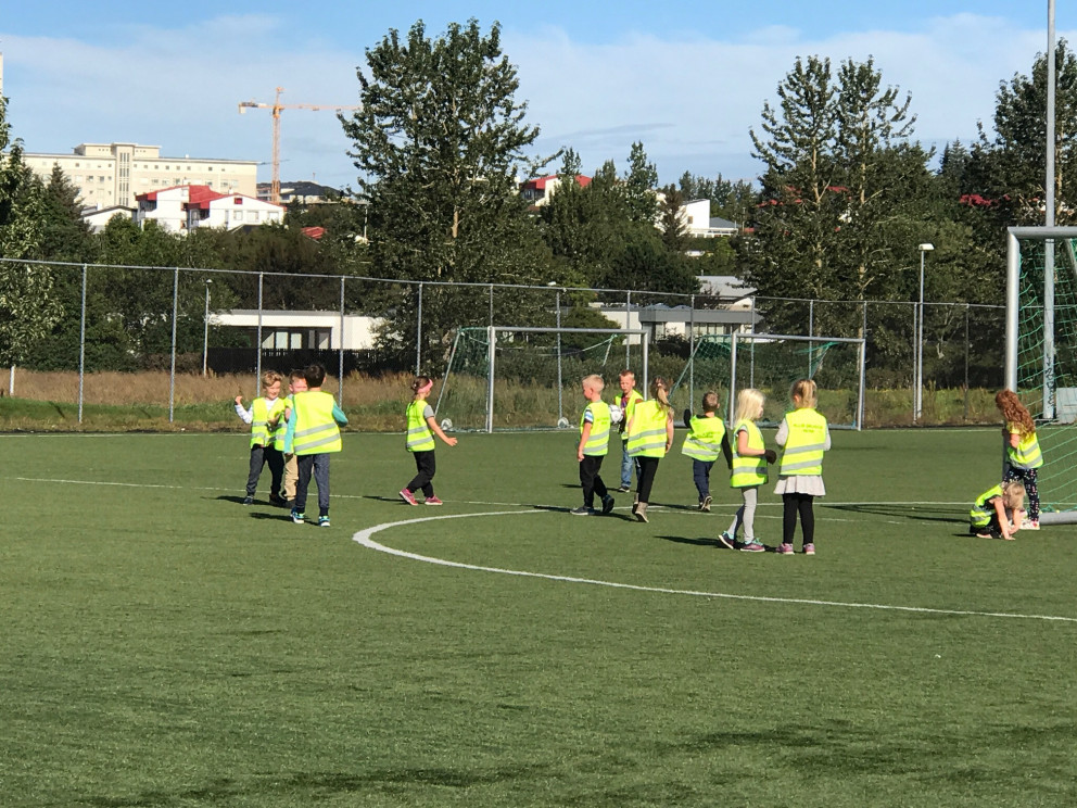 Börn að leik í sumardvöl væntanlegra 1. bekkinga.