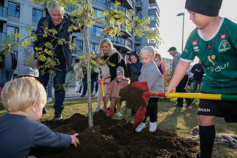 Yngstu íbúar í Álalind veittu öflugt liðsinni í gróðursetningu trés í götunni. Sigrún Hulda Jónsdót&hellip;