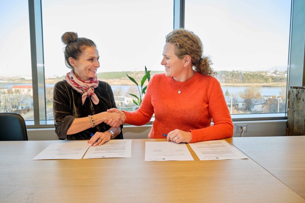 Ásdís Kristjánsdóttir bæjarstjóri og Sigurþóra Bergsdóttir frá Berginu headspace við undirritun sam&hellip;