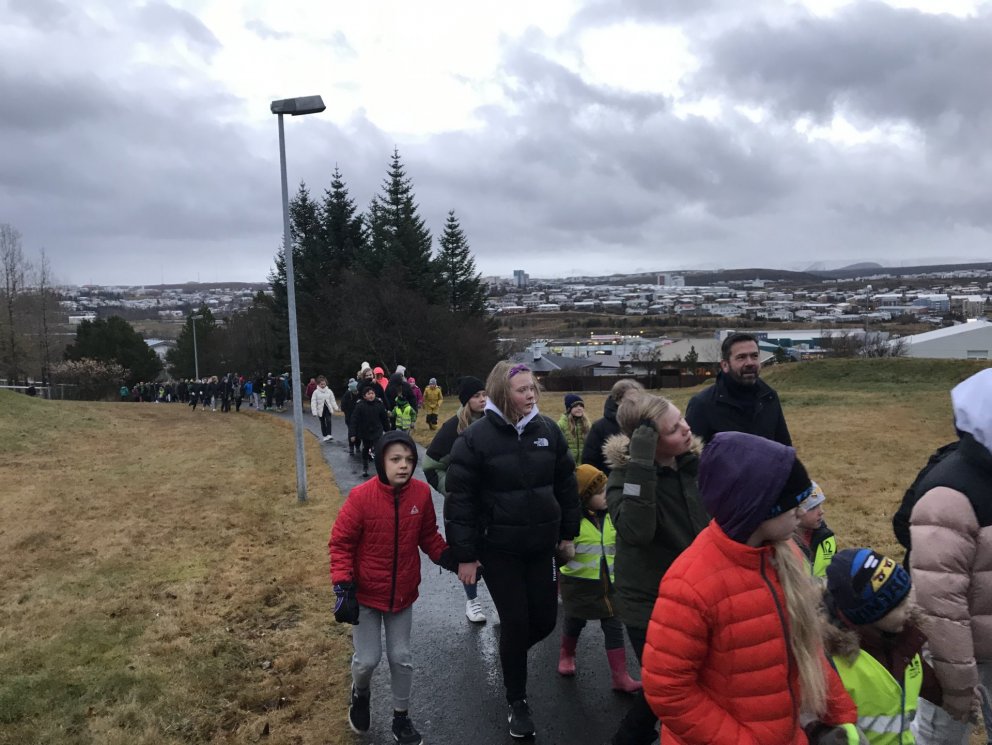 Vináttuganga í skólahverfi Álfhólsskóla 2019.