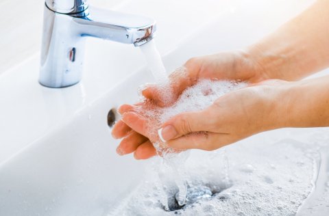 Lögð er áhersla á mikilvægi handþvottar.
