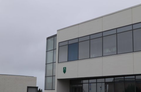 Fundarstaður bæjarstjórnar er Hábraut 2.