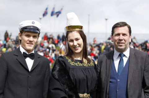 Ármann Kr. Ólafsson ásamt nýstúdent og fjallkonunni