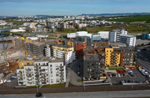 Myndin sýnir ný fjölbýlishús í Smárahverfi, í baksýn eru nýbyggingar í austurhluta Glaðheimahverfis&hellip;