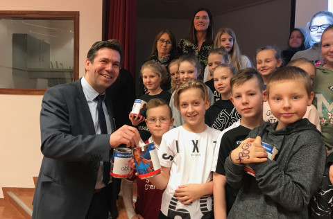 Söfnun Barnahjálpar ABC hófst í Vatnsendaskóla í Kópavogi. Ármann Kr. Ólafsson bæjarstjóri hóf söfn&hellip;
