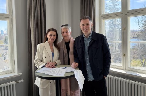 Á myndinni eru frá vinstri Ásdís Kristjánsdóttir bæjarstjóri, Ragnheiður Ríkharðsdóttir formaður st&hellip;
