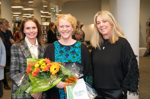 Á mynd frá vinstri: Ásdís Kristjánsdóttir bæjarstjóri, Lilja Sigurðardóttir bæjarlistamaður 2023 og&hellip;