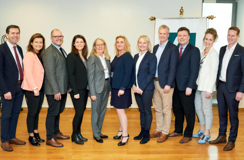Á myndinni eru frá vinstri Ármann Kr. Ólafsson, Theodóra S. Þorsteinsdóttir, Hreiðar Oddsson, Hjörd&hellip;