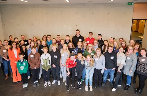 Fulltrúar á Barnaþingi 2023, starfsfólk og bæjarstjóri Kópavogs stilltu sér upp til myndatöku í hád&hellip;
