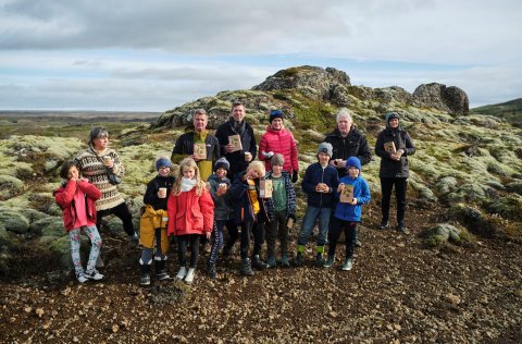 Á myndinni eru nemendur í 3.og 4.bekk í Waldorfskólanum Lækjarbotnum. Nöfn þeirra er frá vinstri St&hellip;