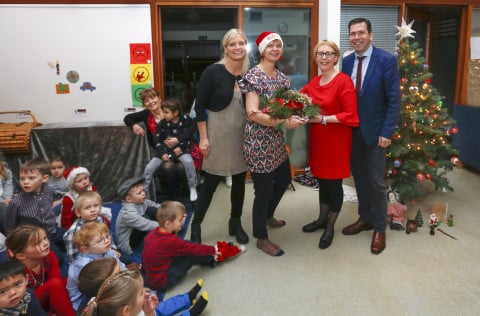 Birte Harksen ásamt leikskólastjóranum Sigrúnu Huldu Jónsdóttur, Ármanni Kr. Ólafssyni bæjarstjóra &hellip;