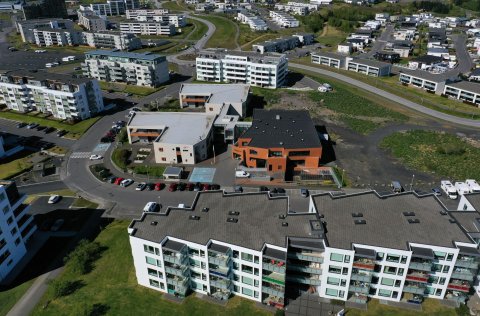 Þjónustumiðstöð er í brúna húsinu og mun nýtt hjúkrunarheimili tengjast því. Mynd/Hrafnista