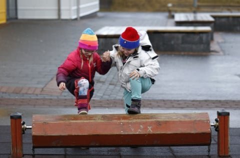Börn að leik í grunnskóla