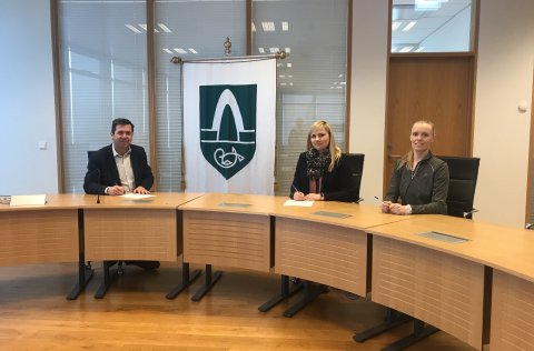 Á mynd frá vinstri: Ármann Kr. Ólafsson bæjarstjóri Kópavogs, Halla Thoroddsen framkvæmdastjóri Sól&hellip;