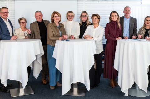 Mynd tekin við undirritun stofnsamninga í Garðaholti, Garðabæ, talið frá vinstri: Hansína Þóra Gunn&hellip;