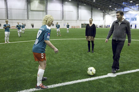 Ármann Kr. Ólafsson bæjarstjóri, Una María Óskarsdóttir, formaður íþróttaráðs og Borghildur Sigurða&hellip;