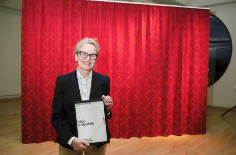 Rósa Gísladóttir með viðurkenningarskjal Gerðarverðlaunanna. Í bakgrunni má sjá verk eftir Ólöfu He&hellip;