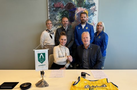 Á myndinni eru frá vinstri: Tanja Tómasdóttir framkvæmdastjóri Breiðablik, Ásgeir Baldurs, formaður&hellip;