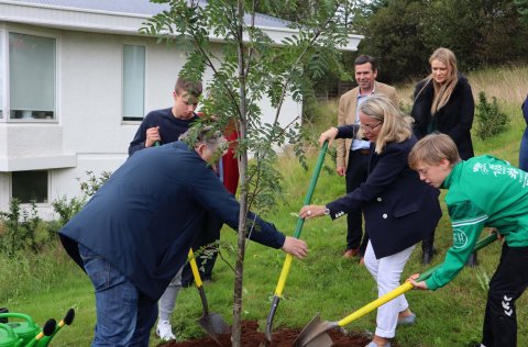 Margrét Friðriksdóttir og Friðrik Baldursson, garðyrkjustjóri Kópavogs, gróðursettu tré í götunni o&hellip;