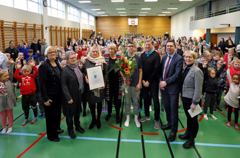 Frá afhendingu viðurkenningar Jafnréttis- og mannréttindaráðs í Snælandsskóla, f.v.: Magnea Einarsd&hellip;