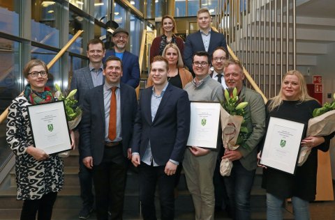 Á myndinni eru handhafar viðurkenninganna, bæjarstjóri Kópavogs og fulltrúar í jafnréttis- og mannr&hellip;