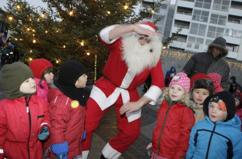 Jólasveinninn í söng og dansi með börnunum